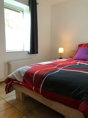 2 bedrooms, travel cot, free WiFi, bed sheets