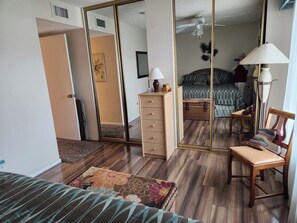 2 bedrooms, iron/ironing board, WiFi, bed sheets - 2-bed 2- bath condo Centrally located  Lake Havasu City with AC, Pool, WiFi (Lake Havasu City)
