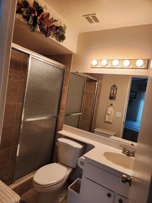 Hair dryer, towels, soap, toilet paper - 2-bed 2- bath condo Centrally located  Lake Havasu City with AC, Pool, WiFi (Lake Havasu City)