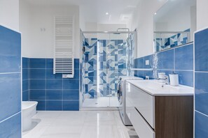 Een douche, een haardroger, een bidet, handdoeken