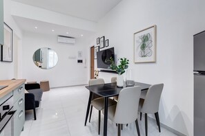 Dining - BDC - Blue Nrg! 2-BDR free parking (Rome)