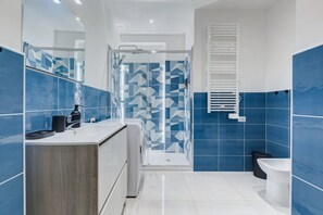 Douche, sèche-cheveux, bidet, serviettes fournies