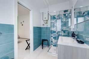 Een douche, een haardroger, een bidet, handdoeken
