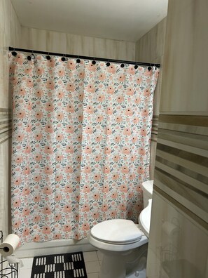 タオル、トイレットペーパー