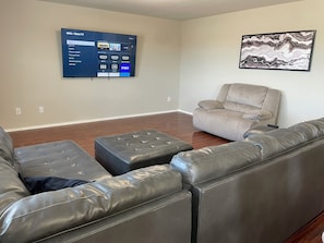 Smart TV - Bright 5-Bed Canyon Maple Retreat with Pool Table Near JW Marriott (San Antonio)