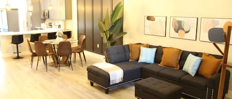 Smart TV, lareira, livros