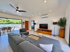 Una televisión, libros