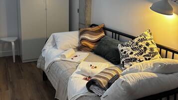 2 dormitorios, escritorio, tabla de planchar con plancha y cuna de viaje