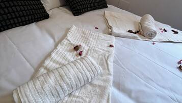 2 habitaciones, escritorio y tabla de planchar con plancha