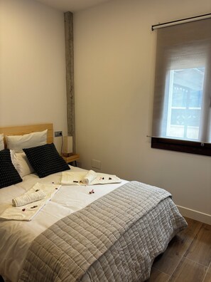 2 makuuhuonetta, työpöytä, silitysrauta/-lauta, vauvan matkasänky