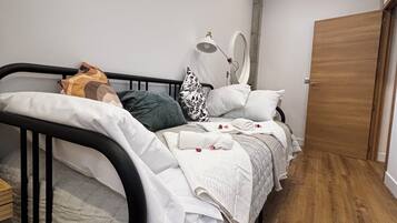 2 bedrooms, desk, iron/ironing board, travel crib