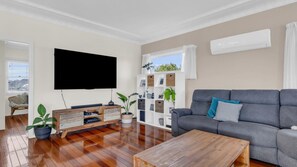 Smart TV - Blue Pacific Holiday Home - Murrah St 73 (Bermagui)
