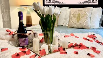 1 slaapkamer, een strijkplank/strijkijzer, wifi, beddengoed