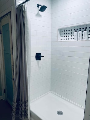 Douche, sĂšche-cheveux, serviettes fournies, savon