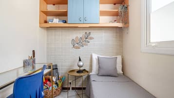 3 bedrooms, desk, iron/ironing board, travel crib