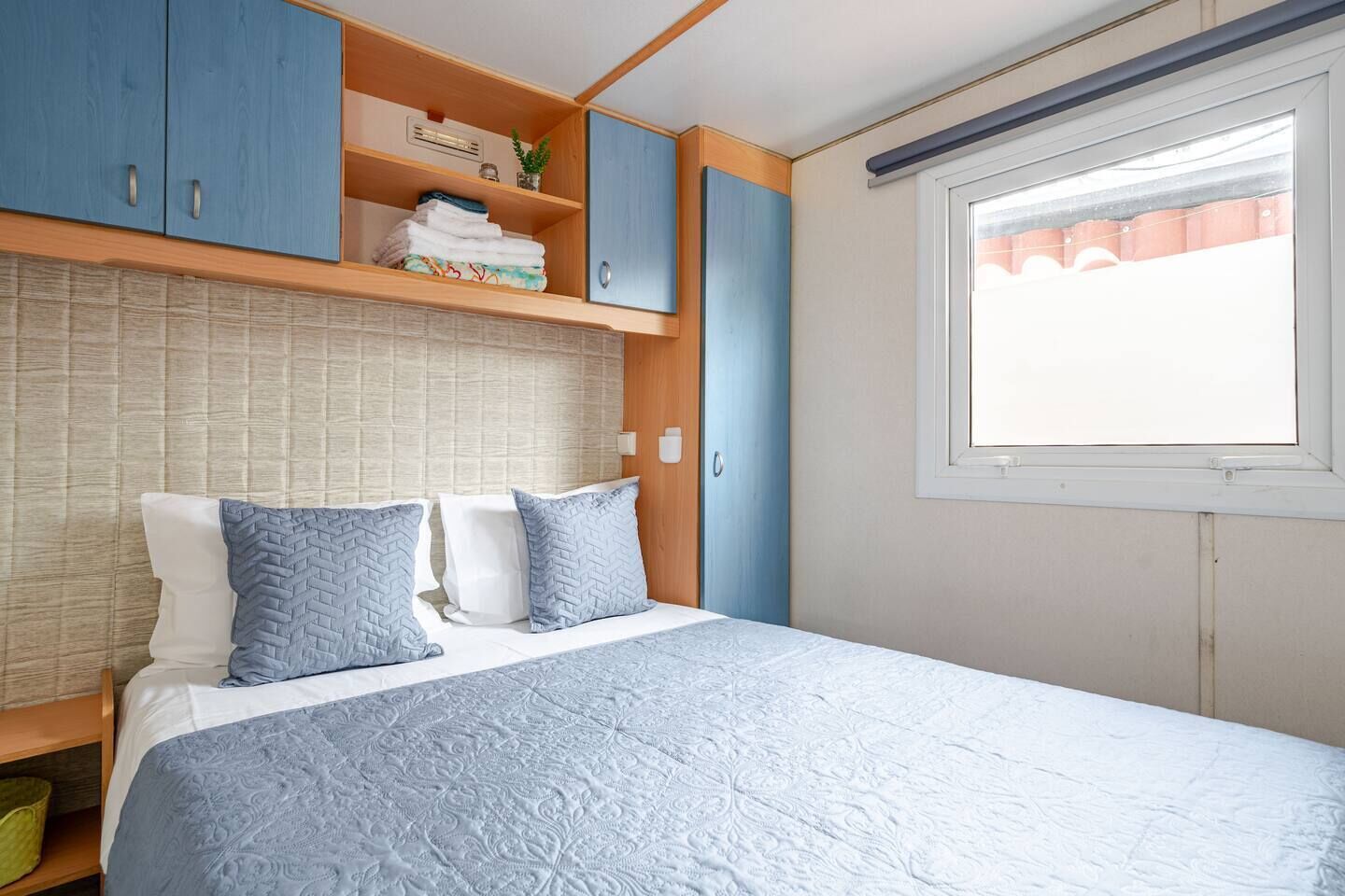 3 habitaciones, escritorio y tabla de planchar con plancha 