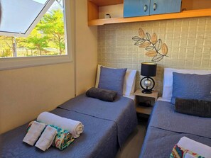 3 室のベッドルーム、デスク、アイロン / アイロン台、旅行用ベビーベッド