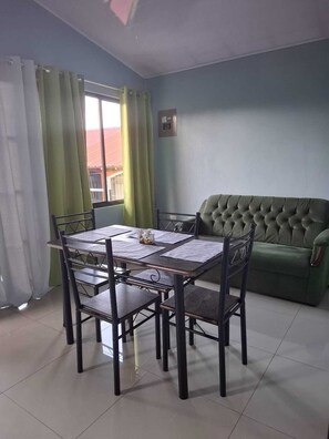 Dining - Warm and cozy 1-bedroom apartment in Arenal with AC, WiFi, Full kitchen equipped (La Fortuna)