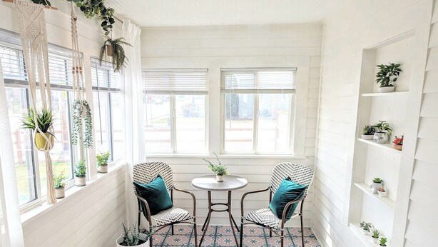 A cozy room with two wicker chairs, a small round table, and a potted plant. - Downtown Hagerman Hot Springs Getaway (Hagerman)