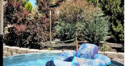 Cute downtown Hagerman cottage with stock tank pool & putting green.