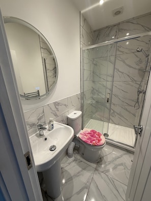House | Bathroom | Shower, towels - Belvedere Cozy Cottage Retreat (Belvedere)