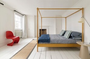 5 bedrooms, iron/ironing board, WiFi, bed sheets