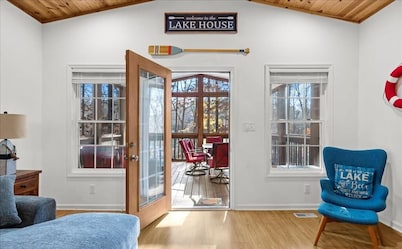 Lakefront Charming 3-Bedroom home at Lake Gaston