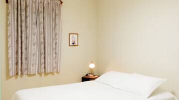 3 bedrooms, desk, WiFi, bed sheets
