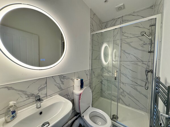 Casa | Baño | Regadera y toallas 