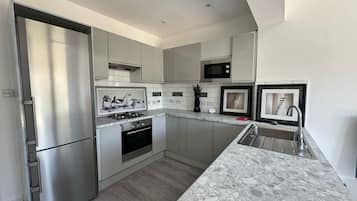 House | Private kitchen | Fridge, microwave, oven, stovetop