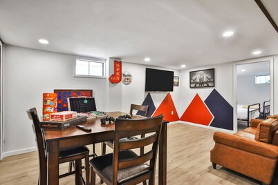 Quiet Neighborhood-Near Eats & Shops-Airport!