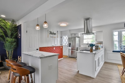 Quiet Neighborhood-Near Eats & Shops-Airport!