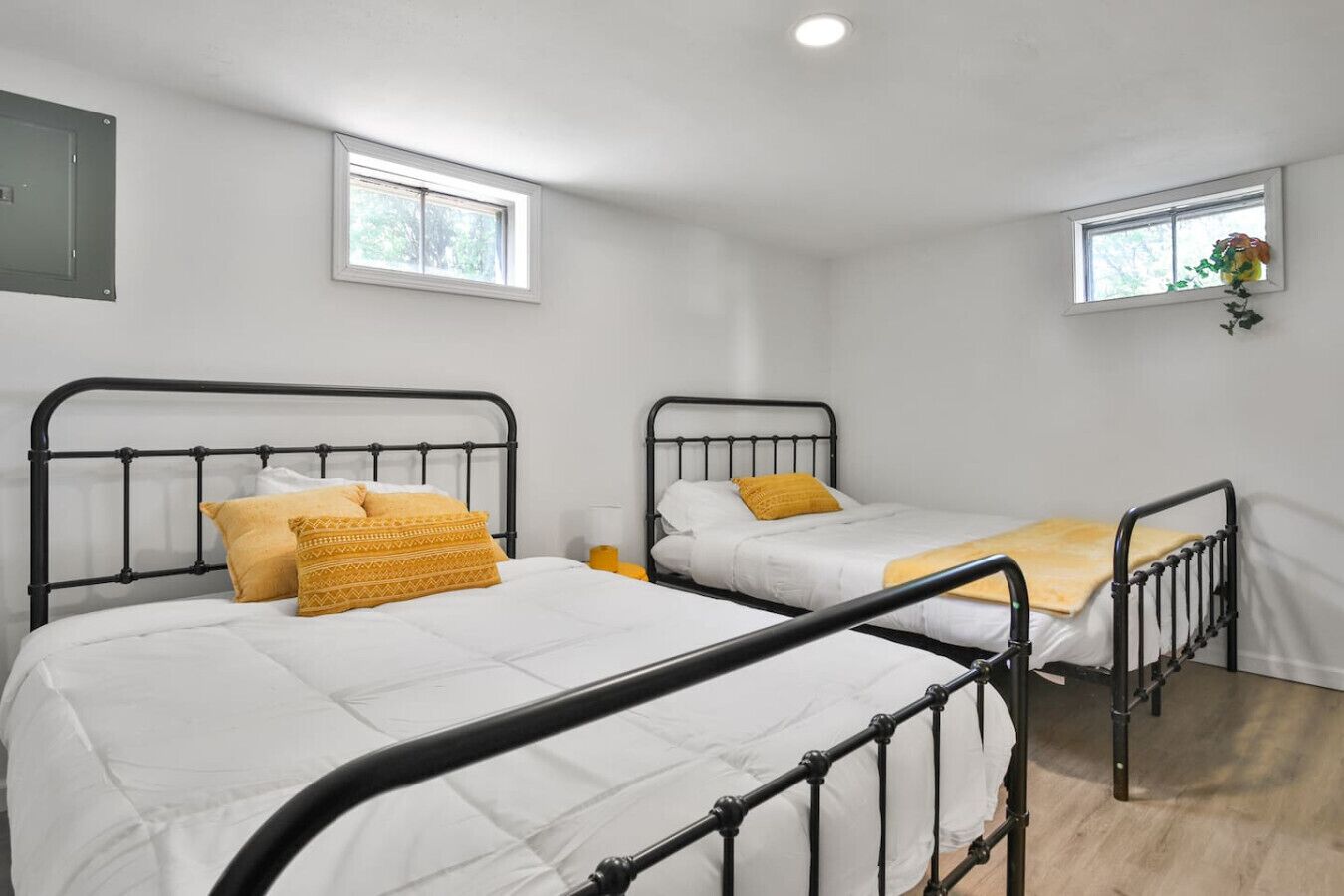 4 slaapkamers, een bureau, een strijkplank/strijkijzer, reisbedje