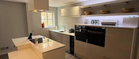 冷蔵庫、オーブン、コンロ、食器洗い機