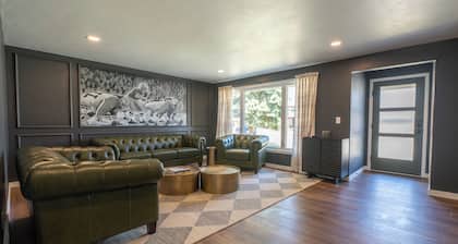 Spacious 4BR, 2BA Home Just Steps from Lambeau Field - Prime Location!