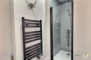 Douche, sèche-cheveux, serviettes fournies