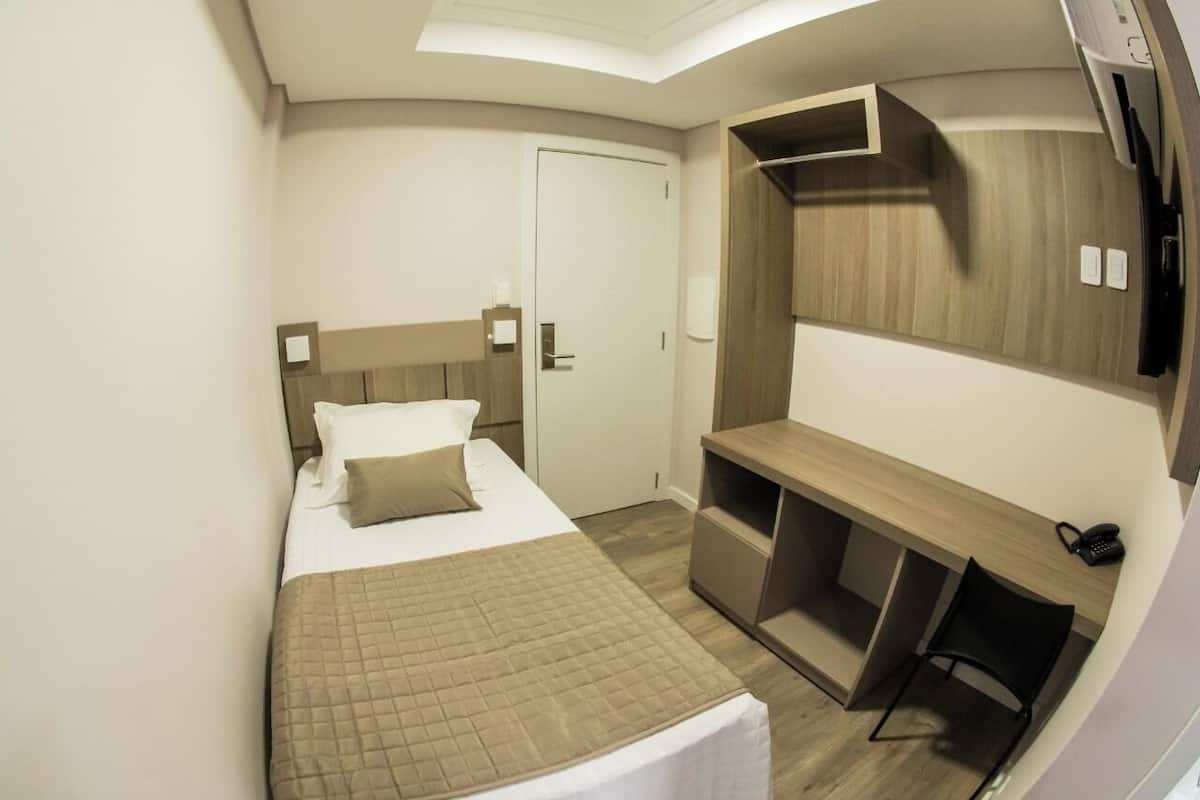 1 habitación, escritorio y espacio para trabajar con laptop