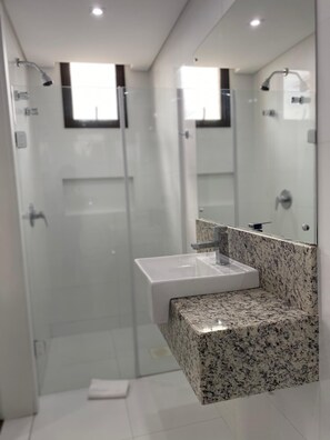 Kahden hengen comfort-huone yhdelle | Kylpyhuone | Suihku, hiustenkuivaaja, pyyhkeet, saippua