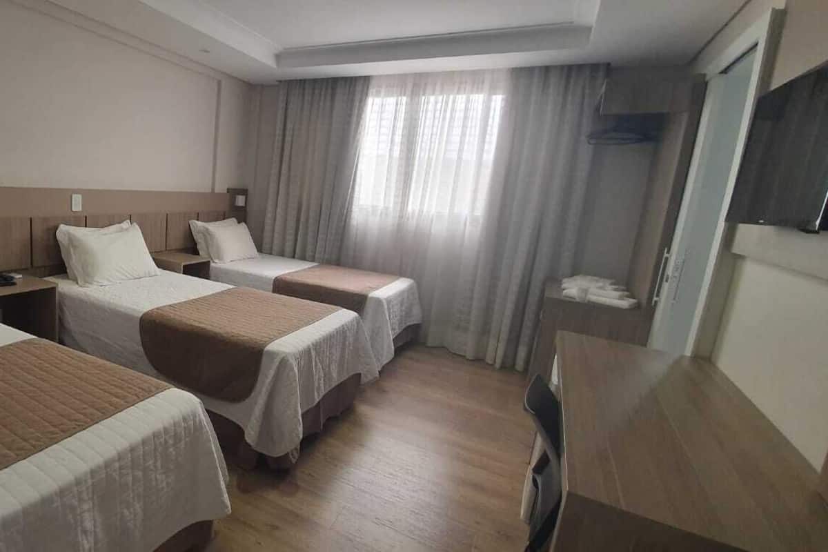 1 habitación, escritorio y espacio para trabajar con laptop