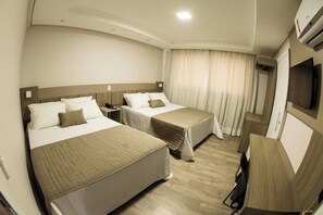 Neljän hengen perhehuone | Työpöytä, kannettavalle tietokoneelle sopiva työtila, äänieristys