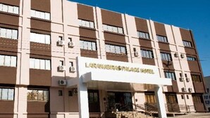 A multi-story hotel with a sign reading "LARANJUERAS PALACE HOTEL". - LARANJEIRAS PALACE HOTEL (Laranjeiras do Sul)