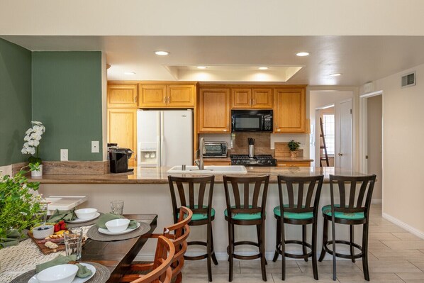 ثلاجة، ميكروويف، فرن، موقد طهي مسطح