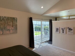 3 habitaciones, escritorio y tabla de planchar con plancha