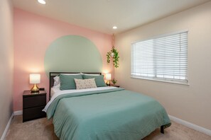 3 Schlafzimmer, Schreibtisch, Bügeleisen/Bügelbrett, Reisekinderbett
