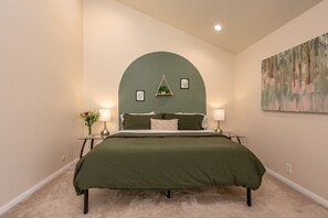 3 Schlafzimmer, Schreibtisch, Bügeleisen/Bügelbrett, Reisekinderbett