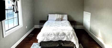 1 habitación, escritorio, tabla de planchar con plancha y wifi