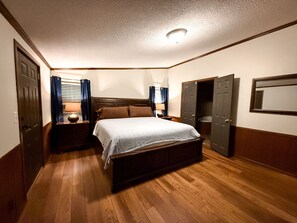 3 habitaciones, tabla de planchar con plancha, wifi y ropa de cama 