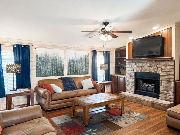 TV, fireplace - 3BR / 4BA Cabin - Sleeps 8 - Large Deck, Fireplace, Hot Tub, & Shawnee Forest! (Cobden)