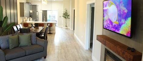 TV connectée, cheminée, livres