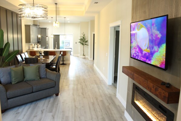 Smart TV, chimenea, libros